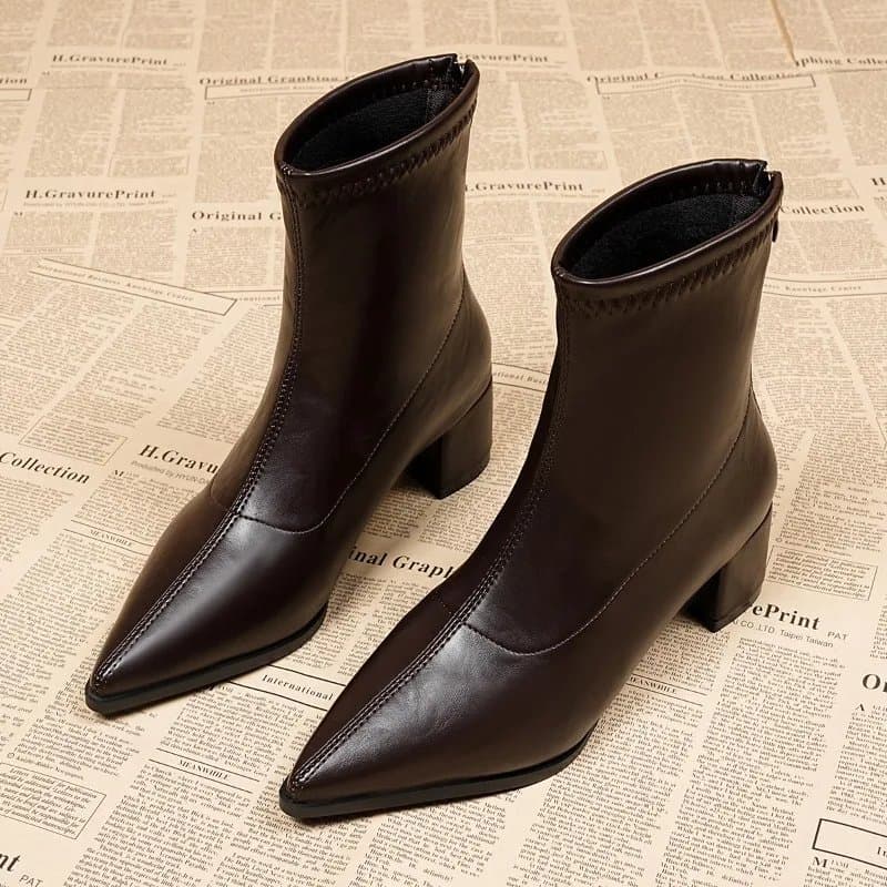 מגפוני עקב עבות בסגנון וינטאג' לנשים, מתאימות לעונת הסתיו והחורף, עם קצה מחודד